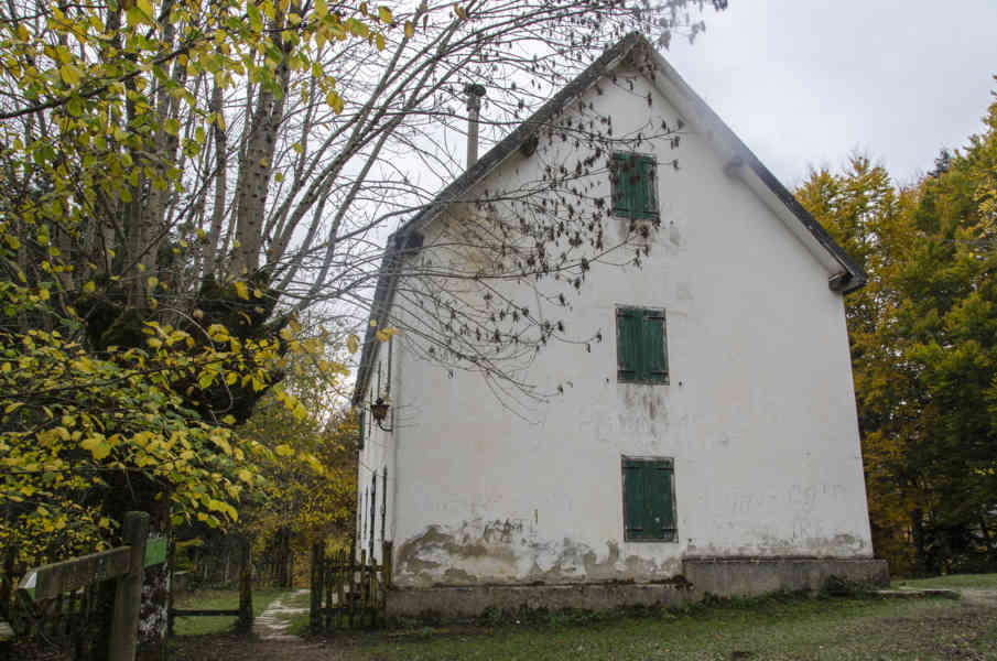 Comunidad Foral de Navarra 080 - Selva de Irati - casa forestal.jpg